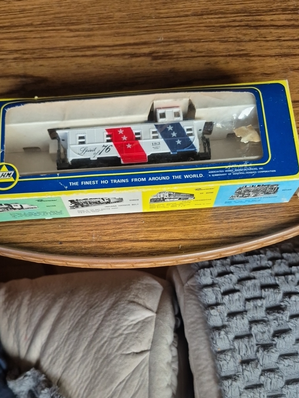 New In Box Ahnu White Model Train Car with Red and Blue Accents. Spirt Of 76.
